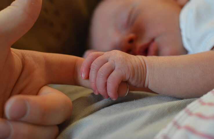 Foto Baby hält Finger fest