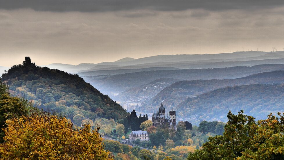 Drachenfels mit Drachenburg