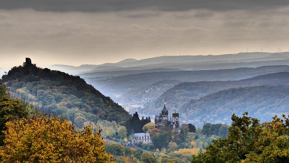 Drachenfels mit Drachenburg