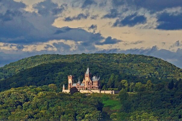 Blick auf Schloss Drachenburg im Siebengebirge