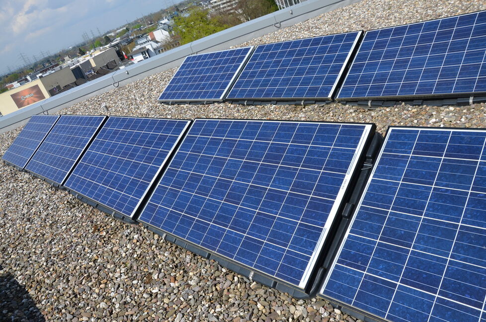 Solarpaneelen auf dem Dach des Kreishauses