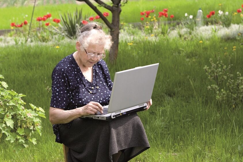 Seniorin mit Laptop