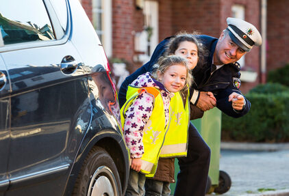 Kinder mit Polizist