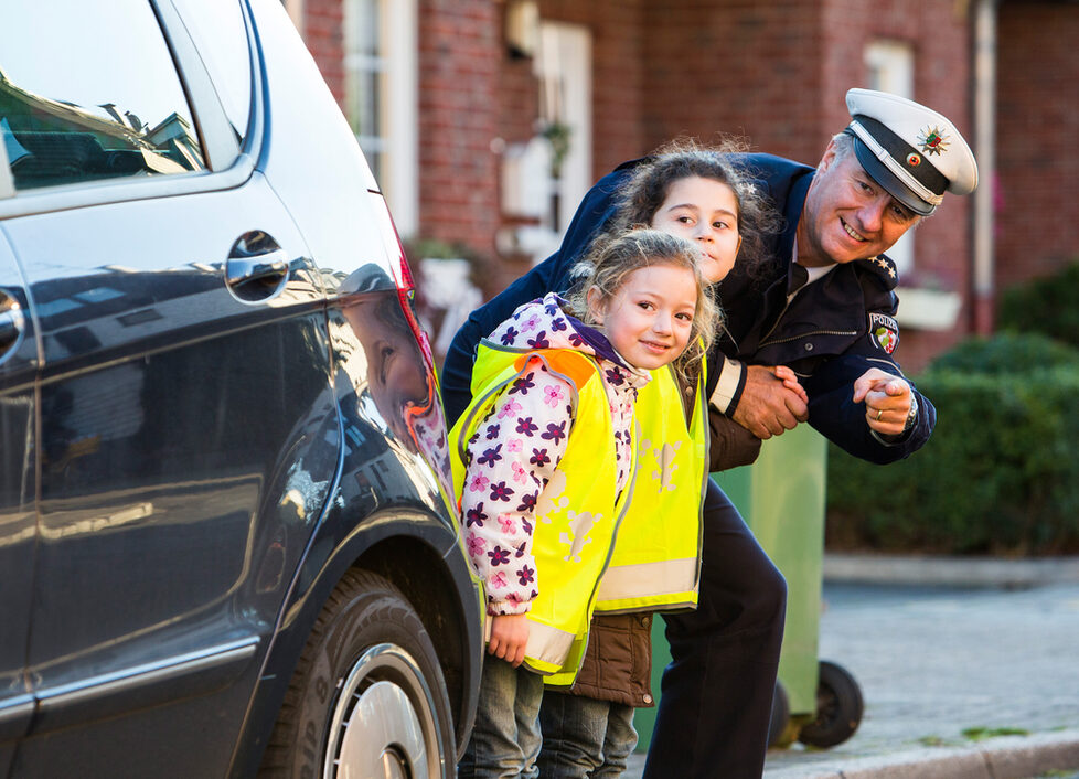 Kinder mit Polizist