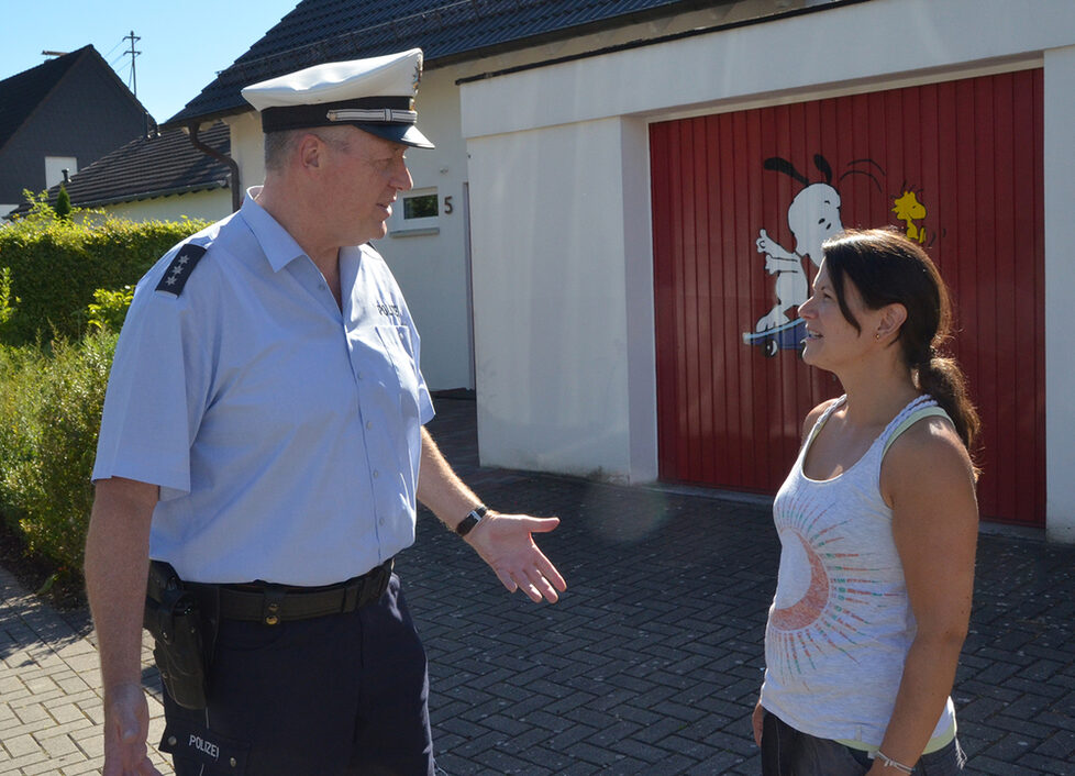 Ein Polizist im Gespräch mit einer Bürgerin