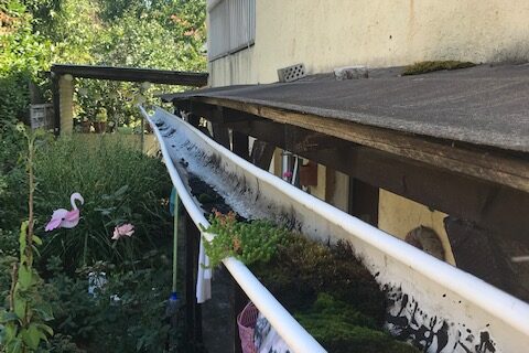 Verstopfte Regenrinne