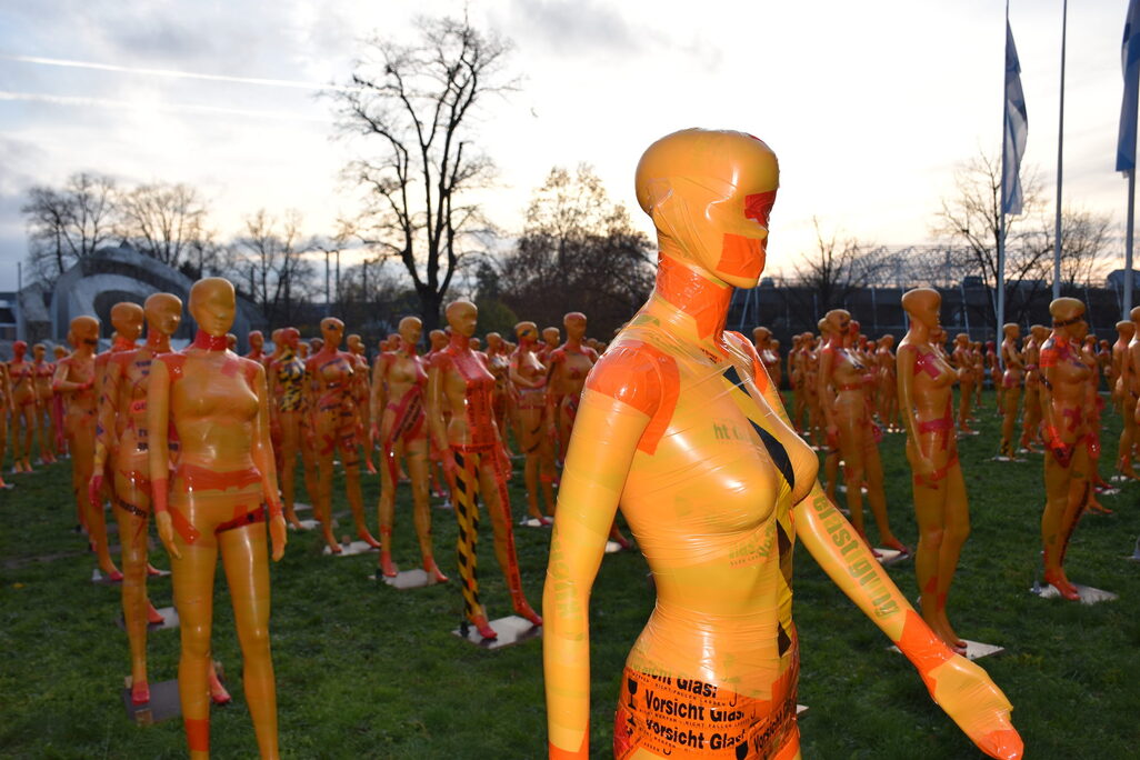 Internationaler Tag gegen Gewalt an Frauen - Eine Aktion des Künstlers Denis Meseg