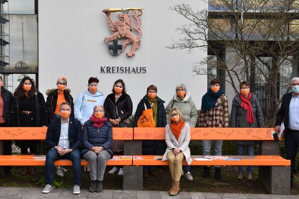 Die Orange Bank vor dem Kreishaus in Siegburg