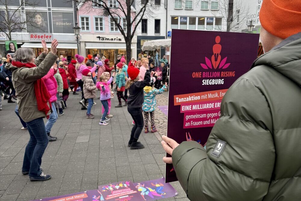 Das war der Tanz-Flashmob "One Billion Rising" am 14. Februar 2025 auf dem Marktplatz in Siegburg