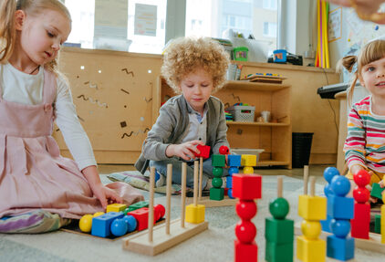 Kinder spielen mit Holzspielzeug 2