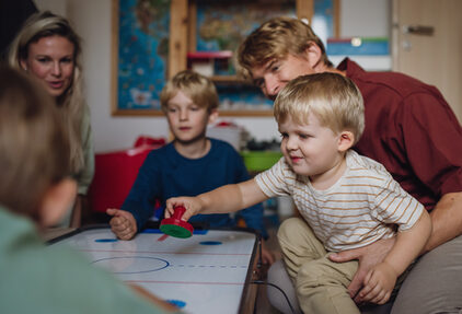 Kinder und Erwachsene spielen