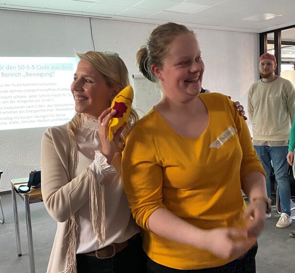 Kurs "YoBaDo" mit Constanze Stallnig-Nierhaus (links) und Franziska Westermann (Kita I-Tüpfelchen aus Siegburg)