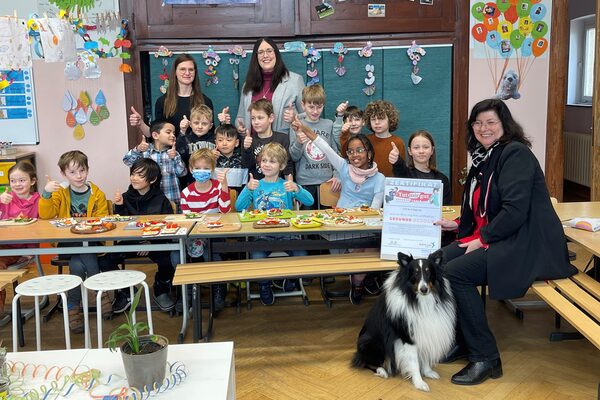 Klasse 2c mit Schulleiterin Frau Schäfer, den TMG-beauftragten Lehrerinnen Frau Jungbluth und Frau Heinrichs sowie dem Schulhund Barney