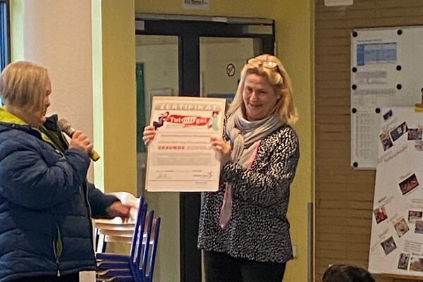 Petra Vajler-Schule überreicht das Zertifikat an die kom. Schhulleiterin Nele Lange.