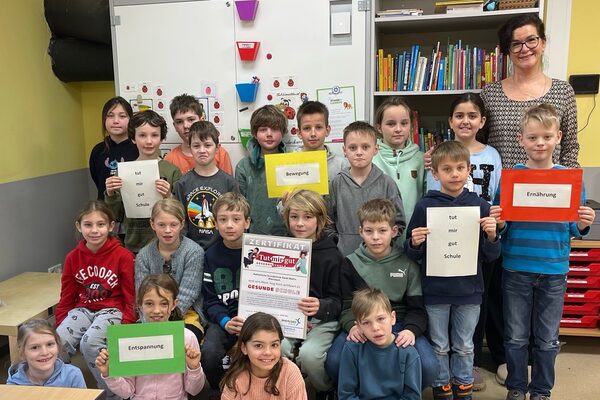 Bild mit Kindern der Klasse 3c der Sankt Martin Schule in Rheinbach mit Klassenlehrerin Katja Vogt