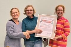 Schulleiterin Kickuth-Artelt mit zwei Lehrerinnen der Schule freuen sich über das Zertifikat