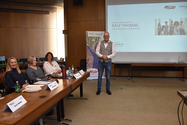 Ralf Thomas, Abteilungsleiter des Gesundheitsamts, bei der Eröffung der Tagung "Digitale Medien im Grundschulalter"