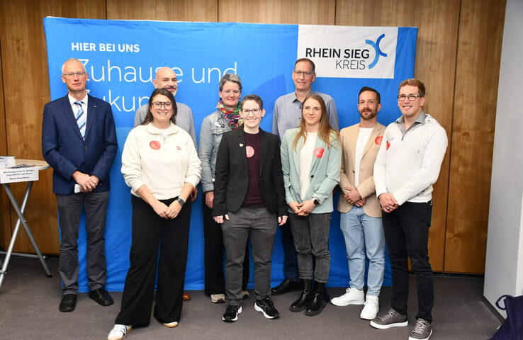 Gruppenfoto der Tagung "Queere Lebenswelten" am 12.11.24 mit Dr. Rainer Meilicke (Gesundheitsamt), Jana Bielig (Kinderschutzbund), Florian Daxer (Bürgerhospital Frankfurt, Wibke Korten (gerne anders), Monja Rader (Stadt Bad Honnef), Karsten Heusinger (Gesundheitsamt), Helena Graffé (check-it), Torsten Pütz (Gesamtschule Neunkirchen-Seelscheid), Sebastian Kremer (Hotti e.V.)