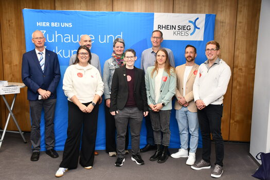 Gruppenfoto der Tagung "Queere Lebenswelten" am 12.11.24 mit Dr. Rainer Meilicke (Gesundheitsamt), Jana Bielig (Kinderschutzbund), Florian Daxer (Bürgerhospital Frankfurt, Wibke Korten (gerne anders), Monja Rader (Stadt Bad Honnef), Karsten Heusinger (Gesundheitsamt), Helena Graffé (check-it), Torsten Pütz (Gesamtschule Neunkirchen-Seelscheid), Sebastian Kremer (Hotti e.V.)
