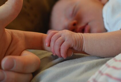 Foto Baby hält Finger fest