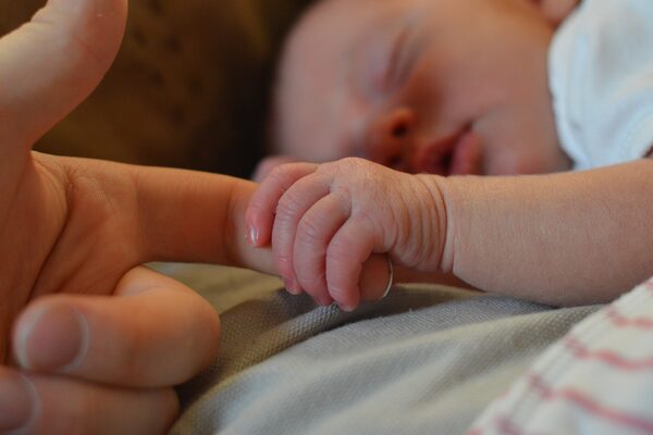 Foto Baby hält Finger fest