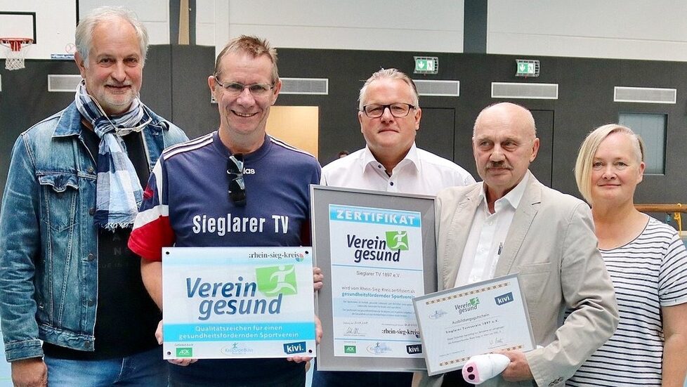 Menschen mit Vereintgesund Plakaten in der Hand