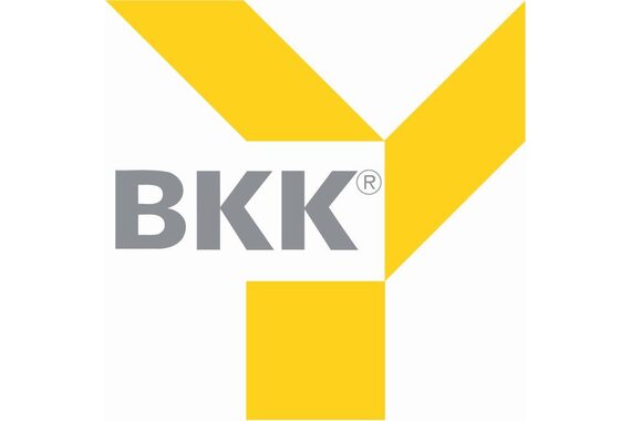Buchstaben BKK in grau auf weißem Hintergrund und drei gelben Balken