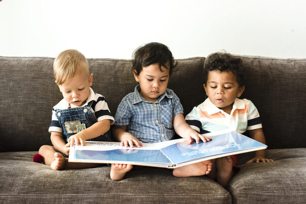 Kinder lesen gemeinsam ein Buch