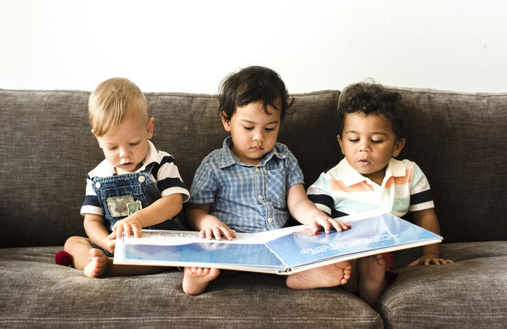 Kinder lesen gemeinsam ein Buch