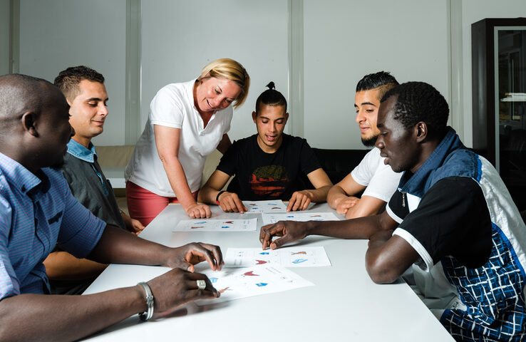 Sprachtraining für Geflüchtete im Klassenzimmer