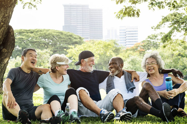 Multikulturelle Gruppe von Erwachsenen im Park