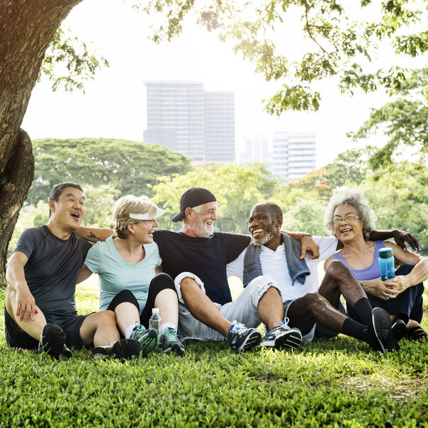 Multikulturelle Gruppe von Erwachsenen im Park