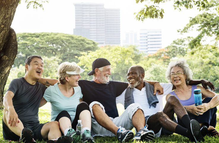 Multikulturelle Gruppe von Erwachsenen im Park