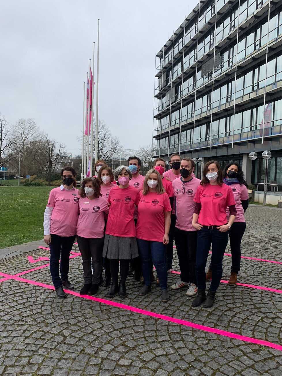 Die Aktion Pink gegen Rassismus 2022 fand vor dem Kreishaus in Siegburg statt.