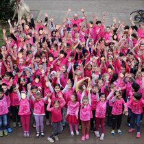Pink gegen Rassismus in der evangelischen Grundschule Troisdorf