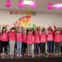 Pink gegen Rassismus in der evangelischen Grundschule Troisdorf