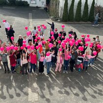 Aktion Pink gegen Rassismus 2024 im Schloß Hagerhof