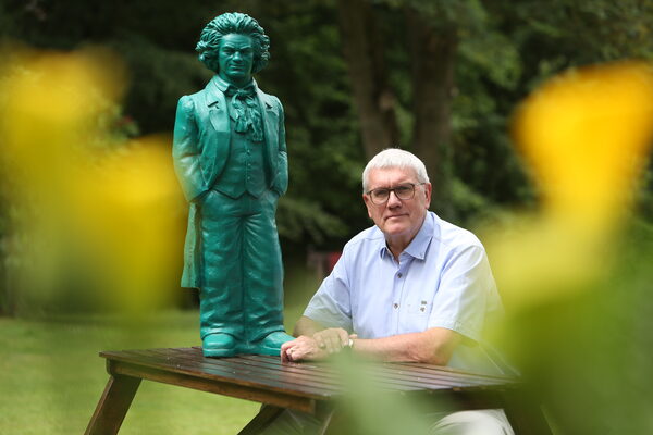 Landrat Schuster mit Beethovenskulptur