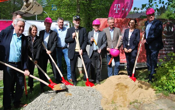 Landrat Schuster (r.) beim Spatenstich für den Breitbandausbau im Rhein-Sieg-Kreis