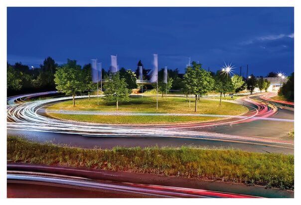 Kreisverkehr in Troisdorf bei nächtlichem Verkehr