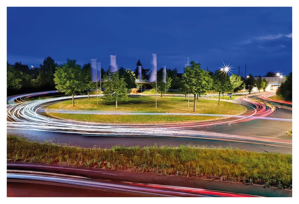 Kreisverkehr in Troisdorf bei nächtlichem Verkehr