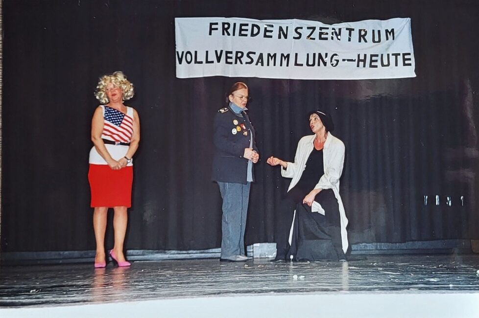 Luce Eberlein mit der Theatergruppe 'Trau dich Cinderella' in Aktion