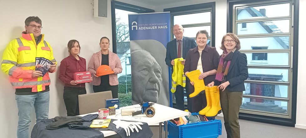 Das Foto zeigt (v.l.n.r.) Dr. Gregor Patt (LVR), Alicia Entermann (Archiv des Rhein-Sieg-Kreises), Dr. Claudia Arndt (Leiterin des Archivs des Rhein-Sieg-Kreises), Dr. Stefan Vesper (Stiftung Bundeskanzler-Adenauer-Haus), Melanie Eckert (Stiftung Bundeskanzler-Adenauer-Haus), Dr. Sabine Schößler (Stiftung Bundeskanzler-Adenauer-Haus).