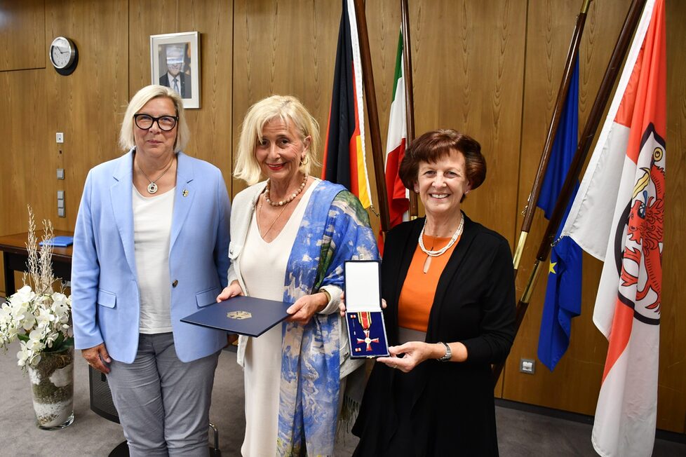 Die Trägerin des Bundesverdienstkreuzes, Gertrud Philippi (Mitte), mit der stellvertretenden Landrätin Notburga Kunert (rechts) und Swisttals Bürgermeisterin Petra Kalkbrenner (links)