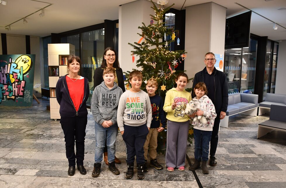 Das Foto zeigt einige der Schülerinnen und Schüler gemeinsam mit ihrer Klassenlehrerin sowie Kreisdirektorin Svenja Udelhoven (hintere Reihe, links) und Schuldezernent Thomas Wagner (hintere Reihe, rechts).