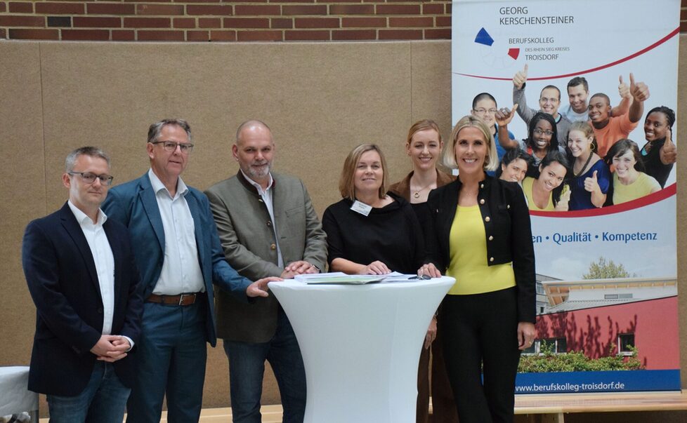 (v.l.n.r.): Christian Schweißhelm (Leiter Produktionstechnik Spritzgießen, Schütz GmbH, ehemaliger Absolvent der Fachschule), Thomas Wagner (Schuldezernent des Rhein-Sieg-Kreises), Karsten Kloß (Schulfachlicher Dezernent Bezirksregierung Köln), Susanne Röpke (Leiterin der Fachschule für Technik), Ines Oud (kunststoffland nrw) und Johanna Sieling (Schulleiterin des GKB Troisdorf).