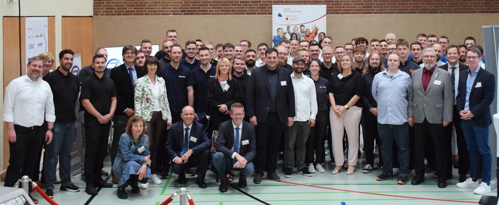 Studierende und Lehrkräfte der Fachschule für Technik