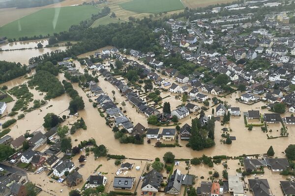 Luftaufnahme von Überschwemmungen in Swisttal-Heimerzheim