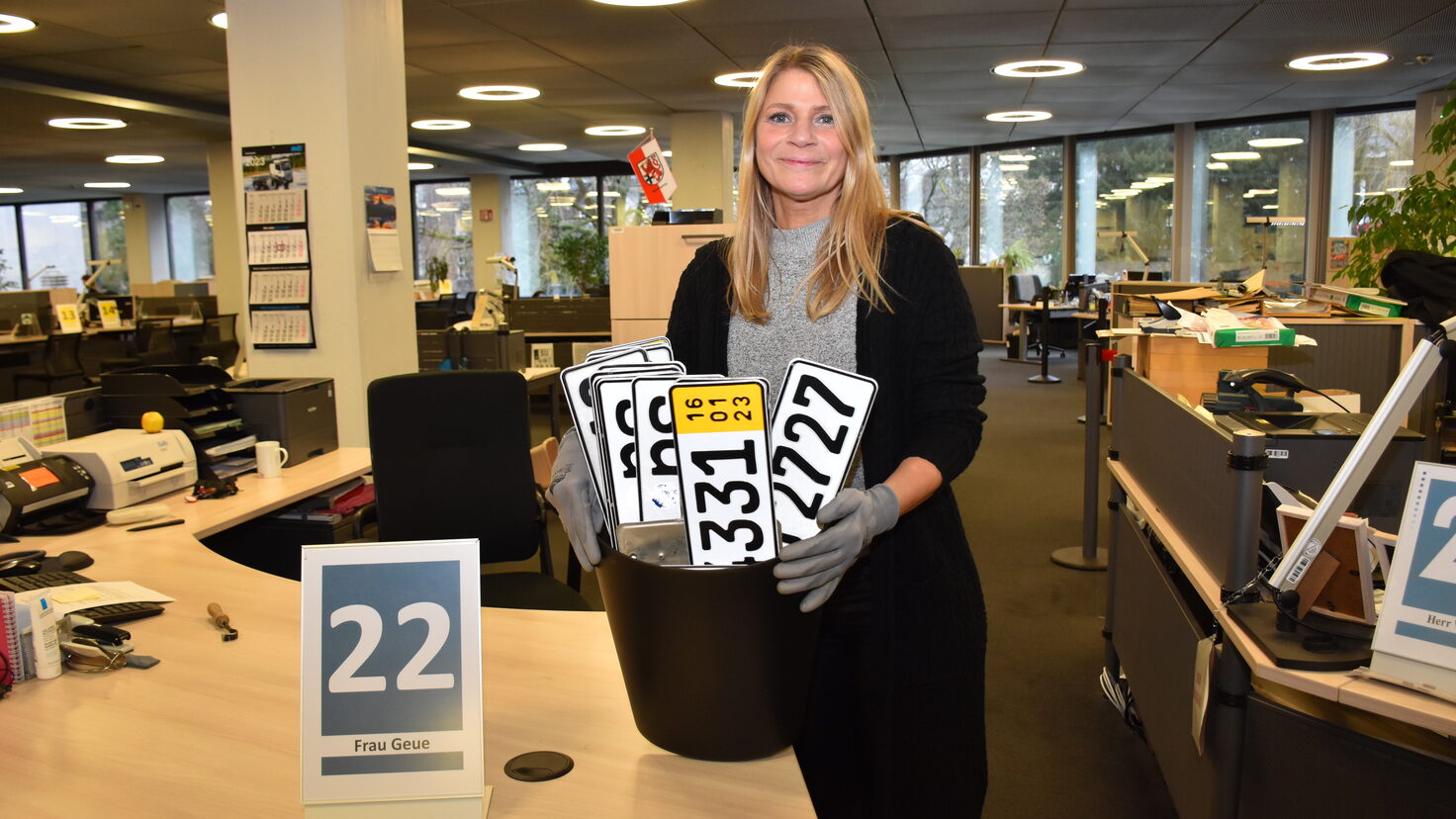 Kerstin Geue arbeitet bei der Zulassungsstelle im Straßenverkehrsamt