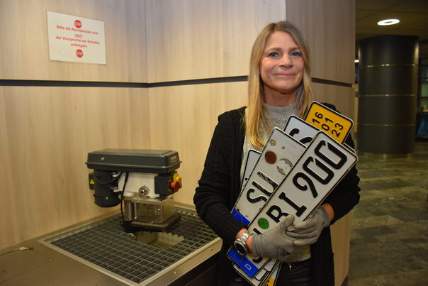 Bei ihr gibt es neue Kennzeichen: Kerstin Geue aus dem Straßenverkehrsamt